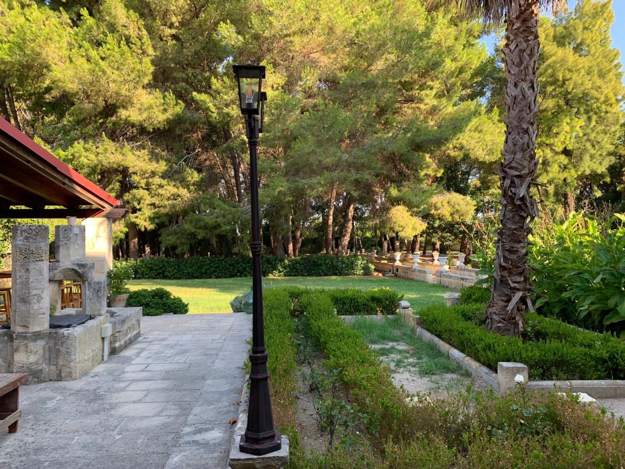 Palazzo De Carlo E Il Parco Dei 7 Pozzi *