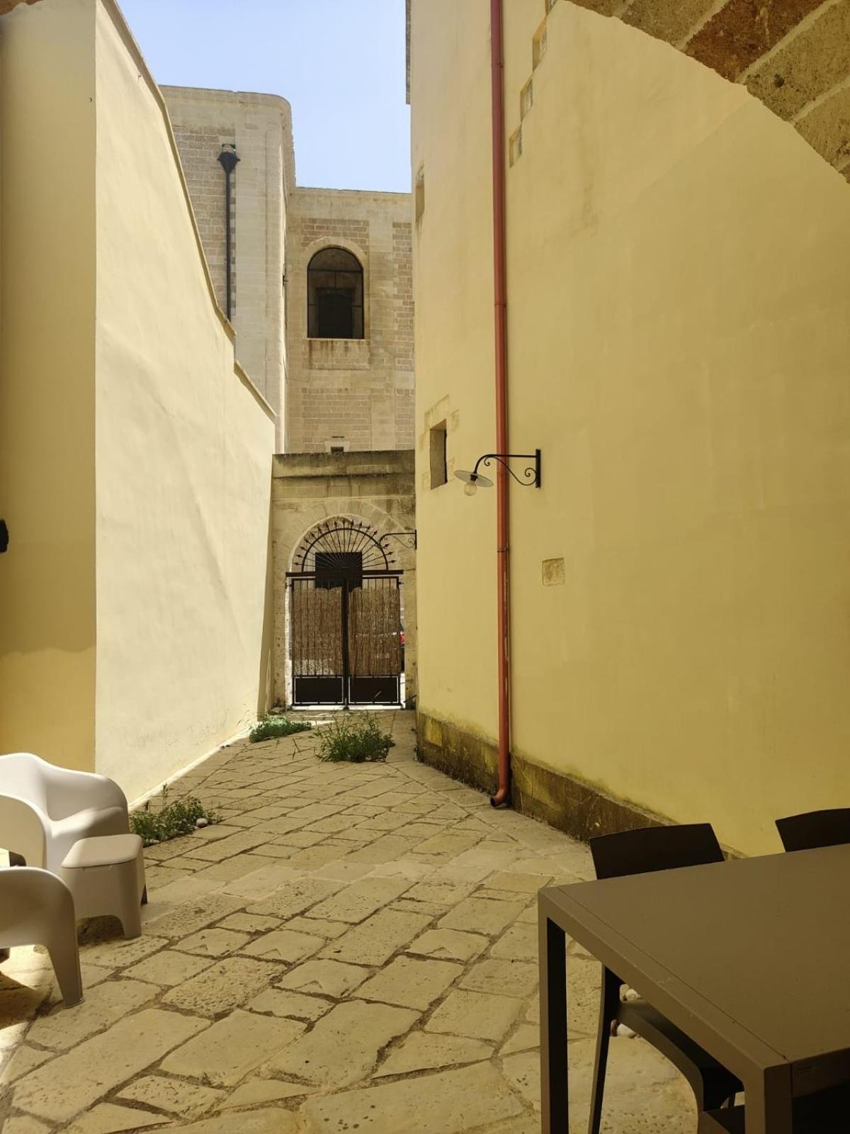 Palazzo De Carlo E Il Parco Dei 7 Pozzi