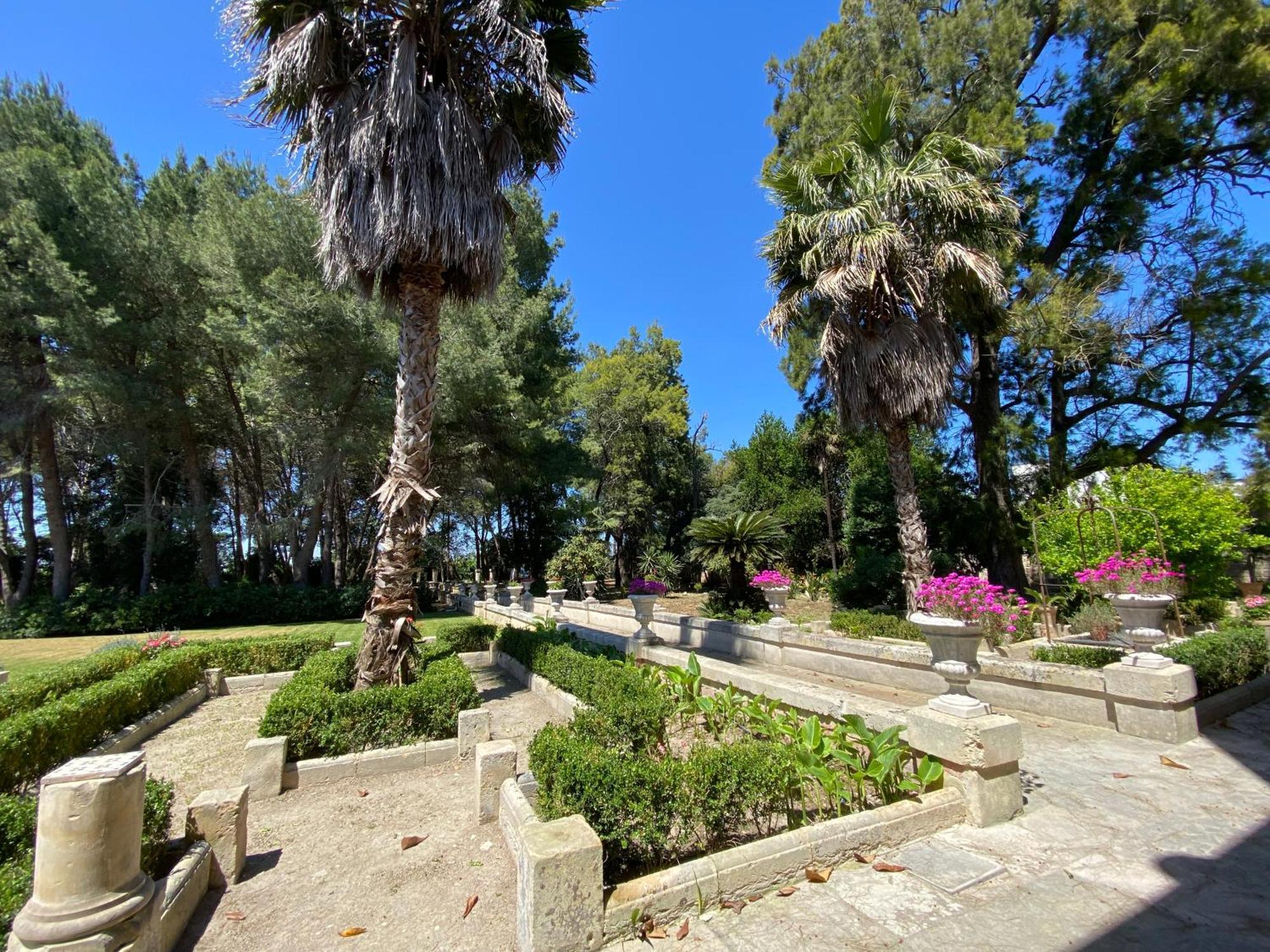 Palazzo De Carlo E Il Parco Dei 7 Pozzi *
