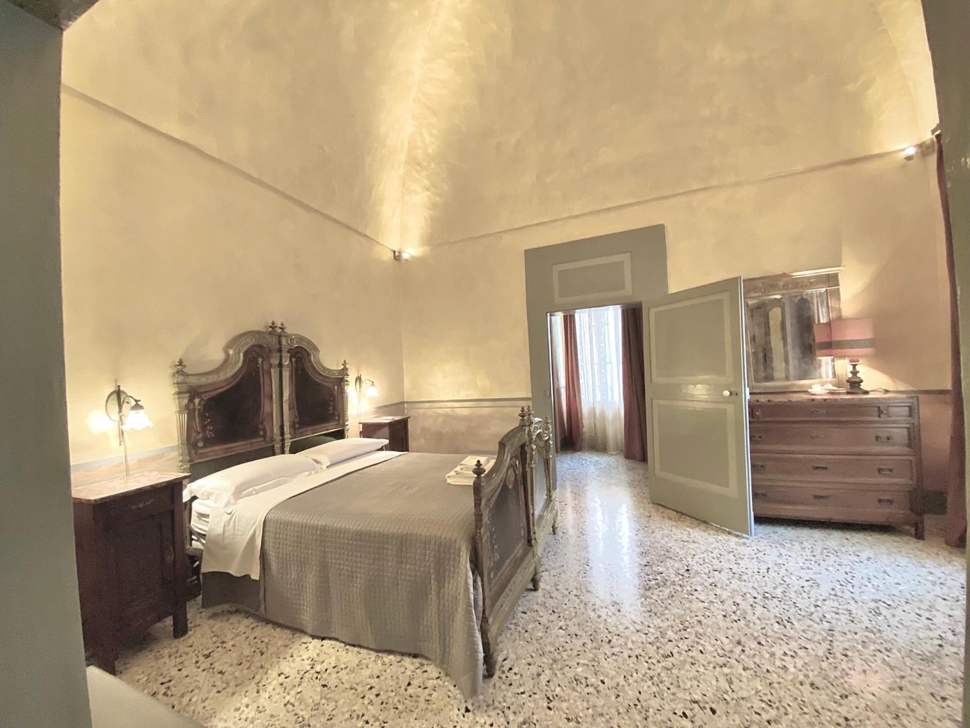 Palazzo De Carlo E Il Parco Dei 7 Pozzi *